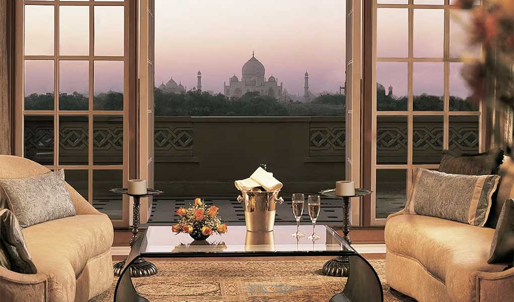 Vistas al Taj Mahal desde el hotel de lujo The Oberoi Amarvilas en Agra en India