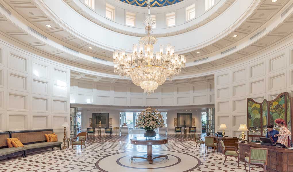 Entrada del hotel con detalles tradicionales en blanco y madera