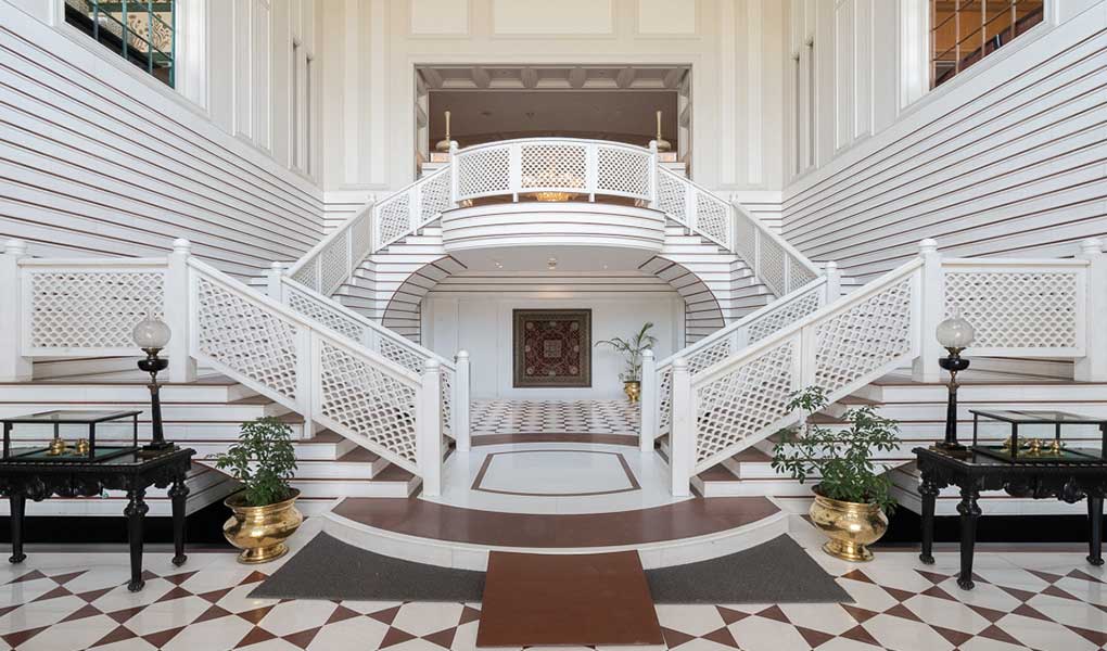 Escaleras en madera entrada del hotel de lujo en Indias The Oberoi Amarvilas