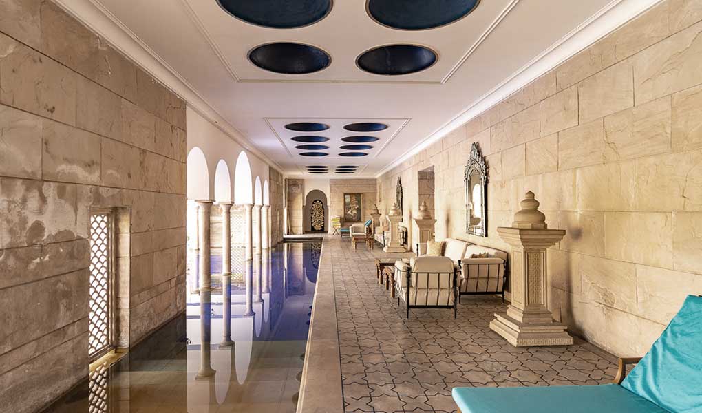 Piscina exterior y spa de lujo del hotel The Oberoi Amarvilas en Agra en India