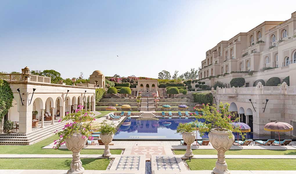 Zonas exteriores con jardine y piscina del hotel de lujo en India The Oberoi Amarvilas