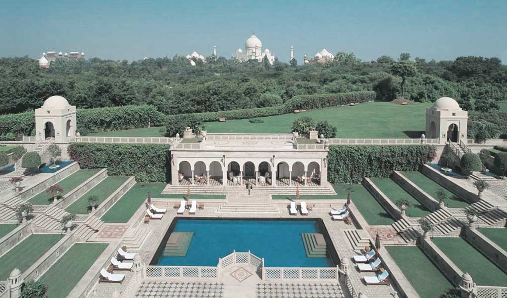 Vistas al Taj Mahal desde la piscina exterior del hotel en Agra