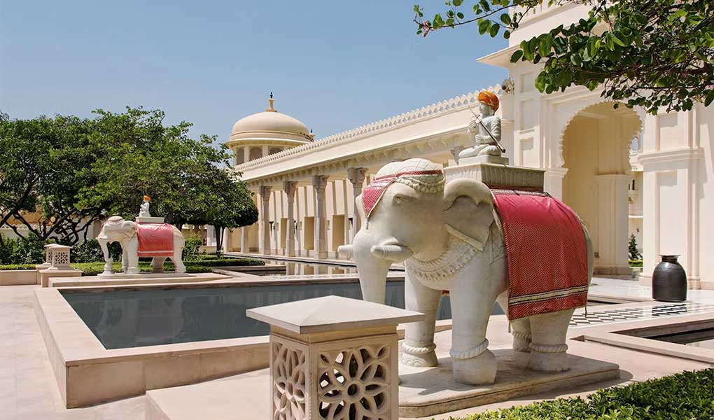 Entrada al hotel con detalles tradicionales en piedra en India