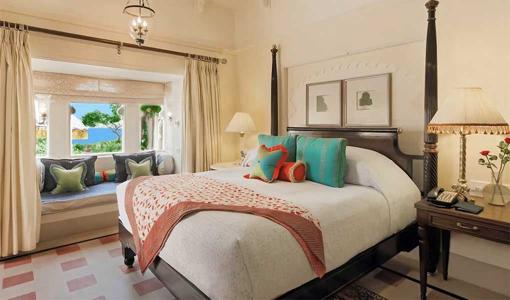 Decoración interior de la habitación de lujo en el hotel The Oberoi Udaivilas en Udaipur