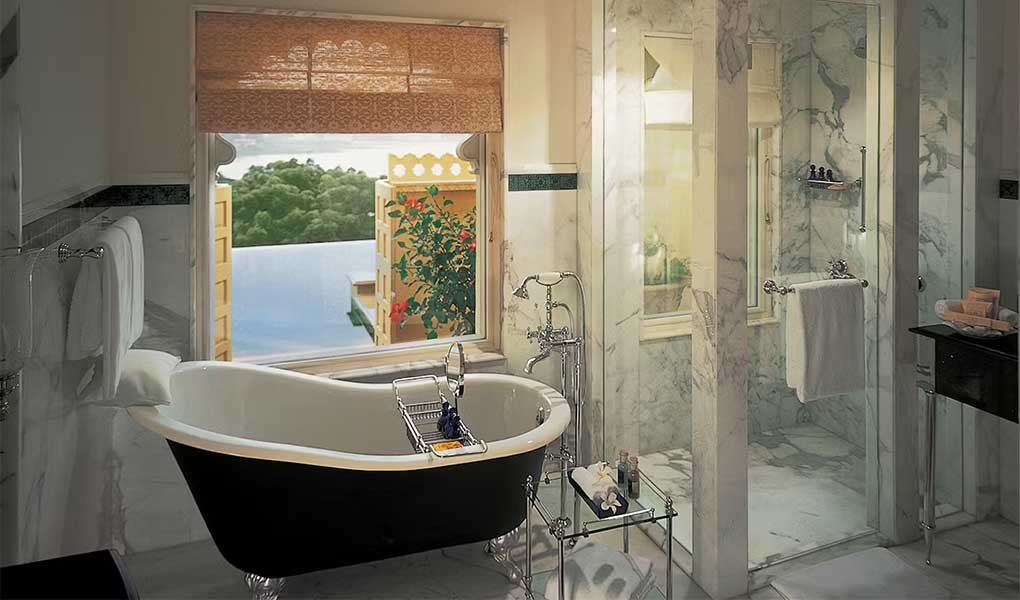 Decoración interior del baño de la habitación del hotel The Oberoi Udaivilas en Udaipur India