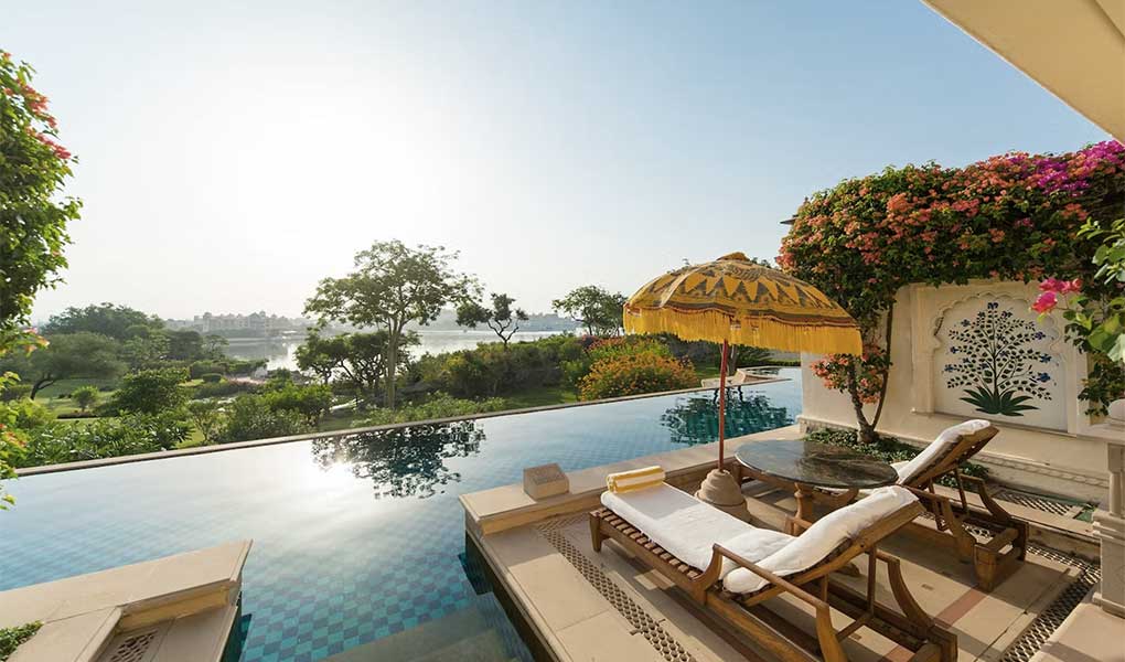 Vistas de la piscina exterior y terraza de lujo privada del hotel