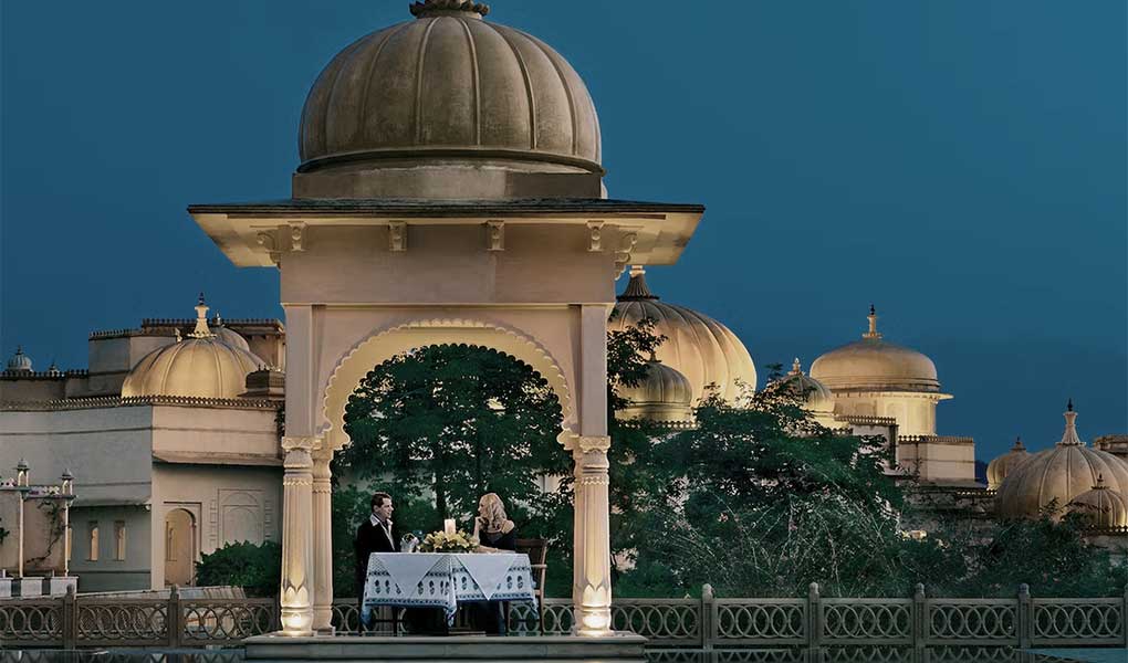 Cena romántica a la luz de las velas en el hotel de lujo India iluminación nocturna
