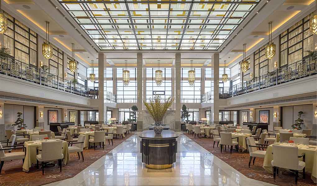 Vestíbulo de hotel de lujo The Peninsula Istanbul en Turquía 