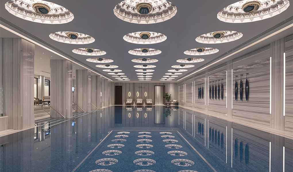Piscina interior del hotel con iluminación especial el el techo