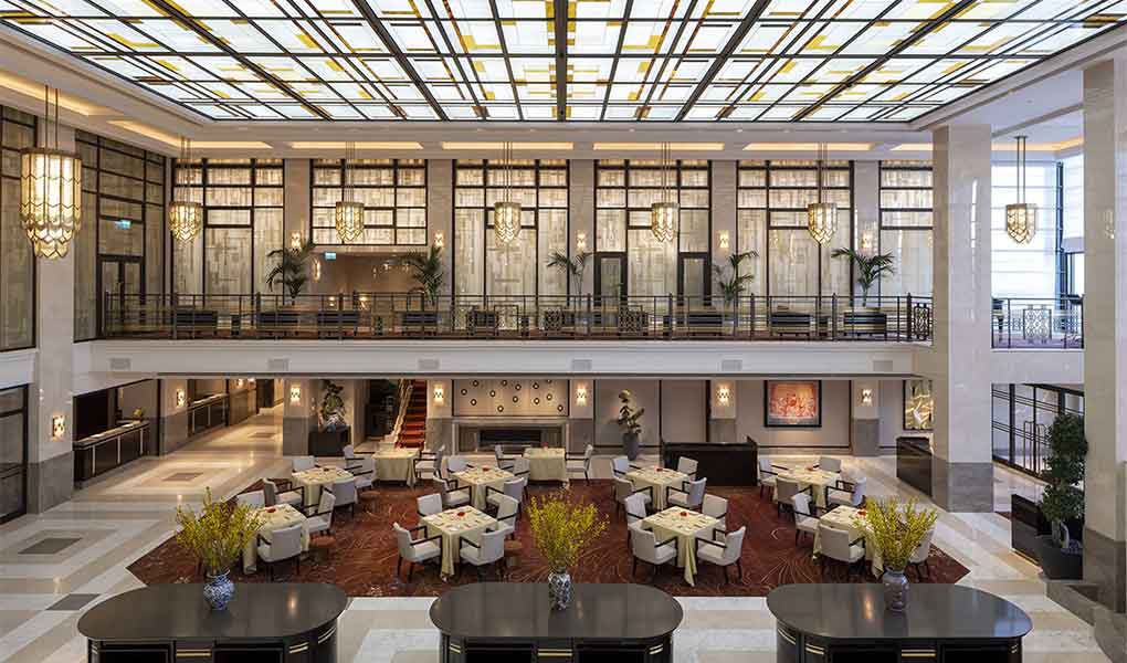 Lobby de entrada del hotel The Peninsula Istanbul con muebles tradicionales