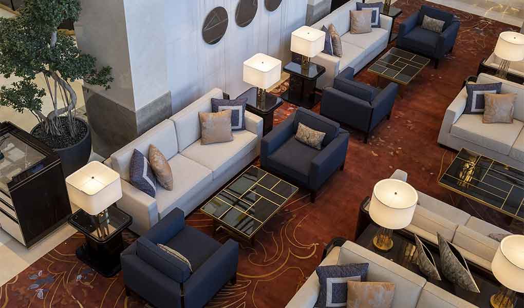 Zona del lobby del hotel de lujo con sillones en color rojo