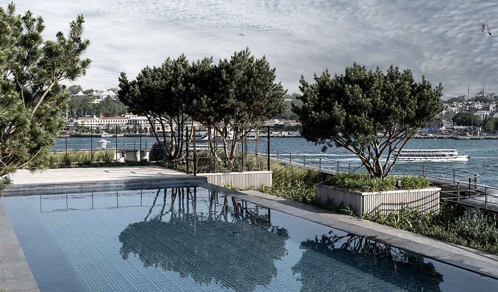 Piscina exterior del hotel con vistas al Bósforo en Turquía 