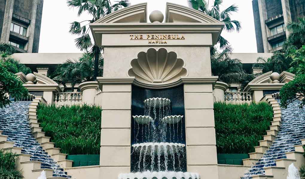 Entrada del hotel The Peninsula Manila en Filipinas