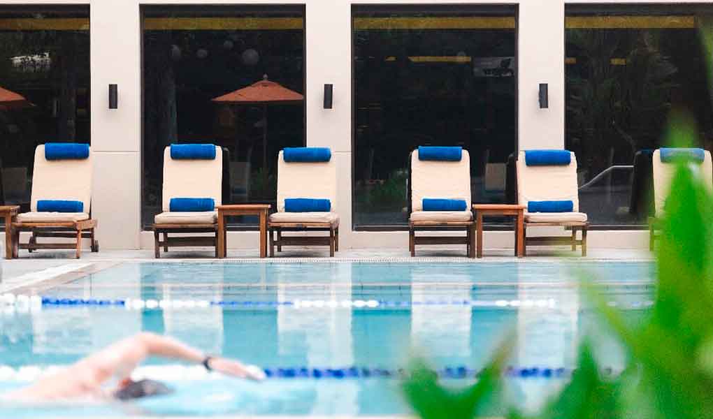 Piscina exterior del hotel The Peninsula Manila en Filipinas