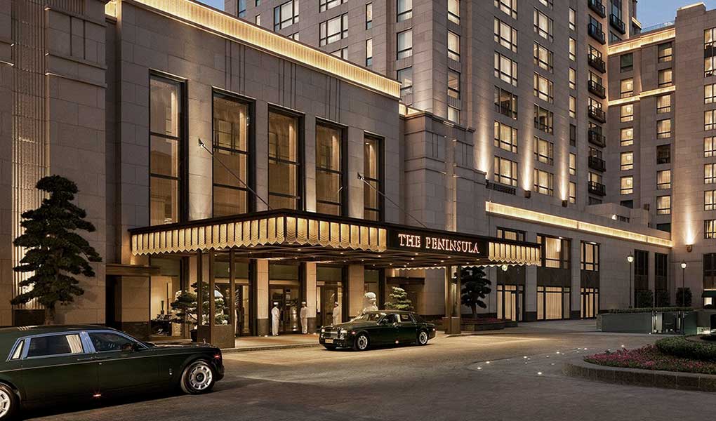 Entrada del hotel de lujo The Peninsula Shanghai en China