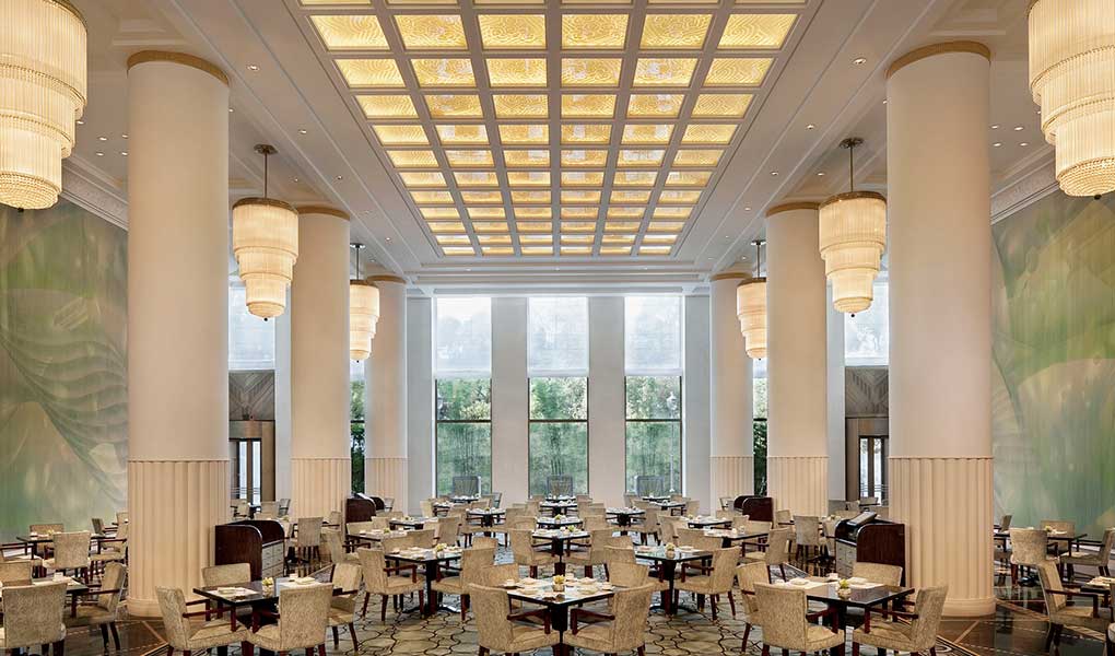 The Peninsula Shanghai lounge con columnas Shanghái