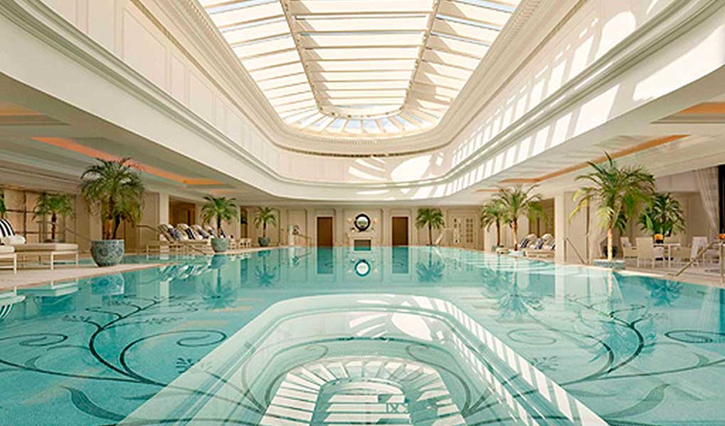 Piscina interior y zona de Sap del hotel de lujo
