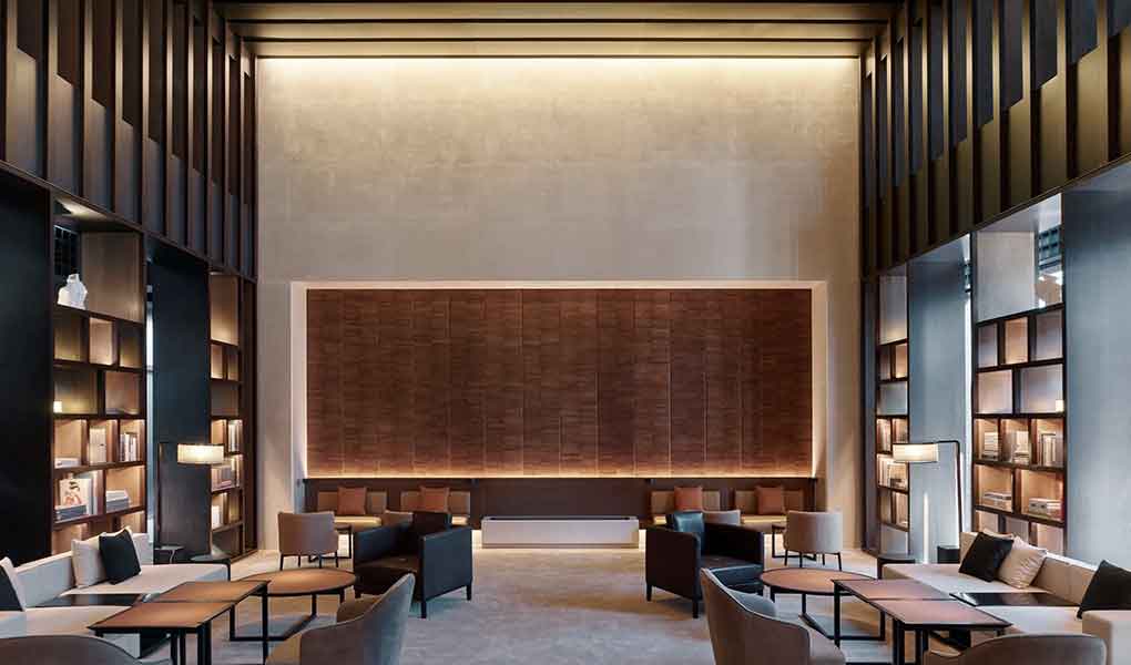 Recepción de lujo del hote The PuXuan Hotel con detalles en medera