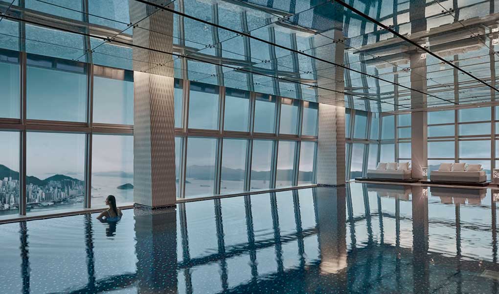 Piscina interior del hotel en Hong Kong