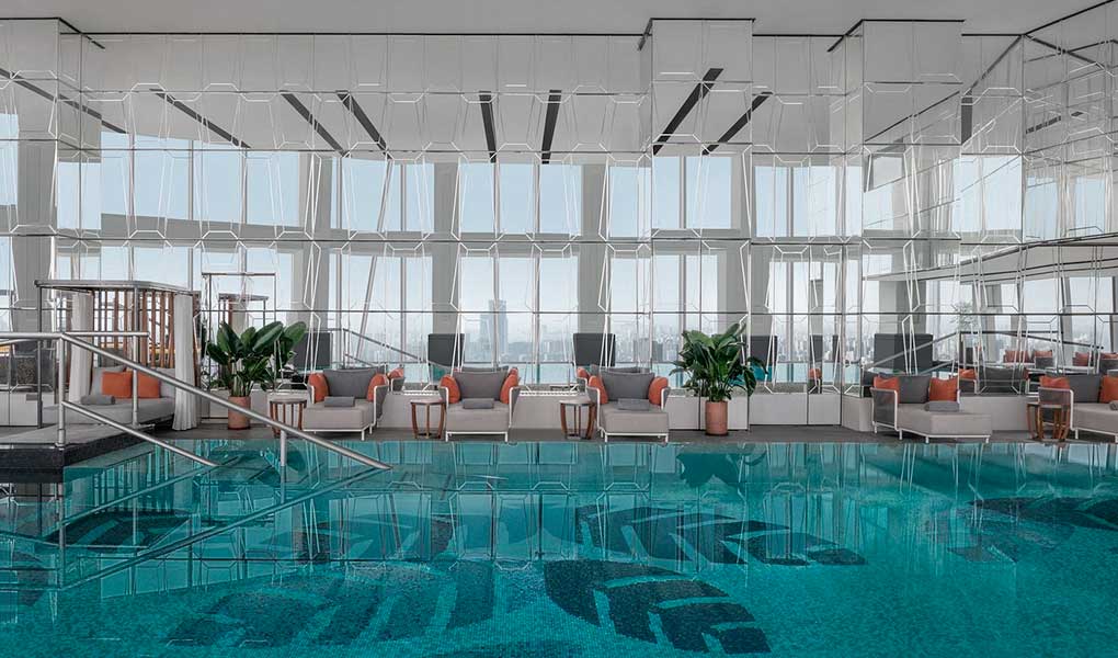 The Ritz-Carlton Shanghai piscina interior del hotel