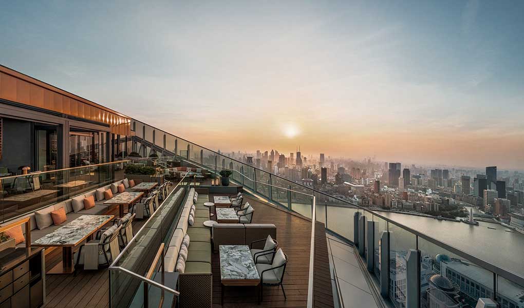 Vistas desde la terraza hacia la ciudad de Shanghái al atardecer