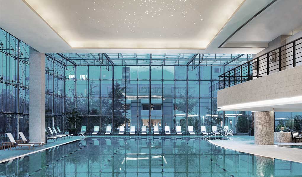 Piscina interior del hotel de lujo The St. Regis Beijing en Pekín