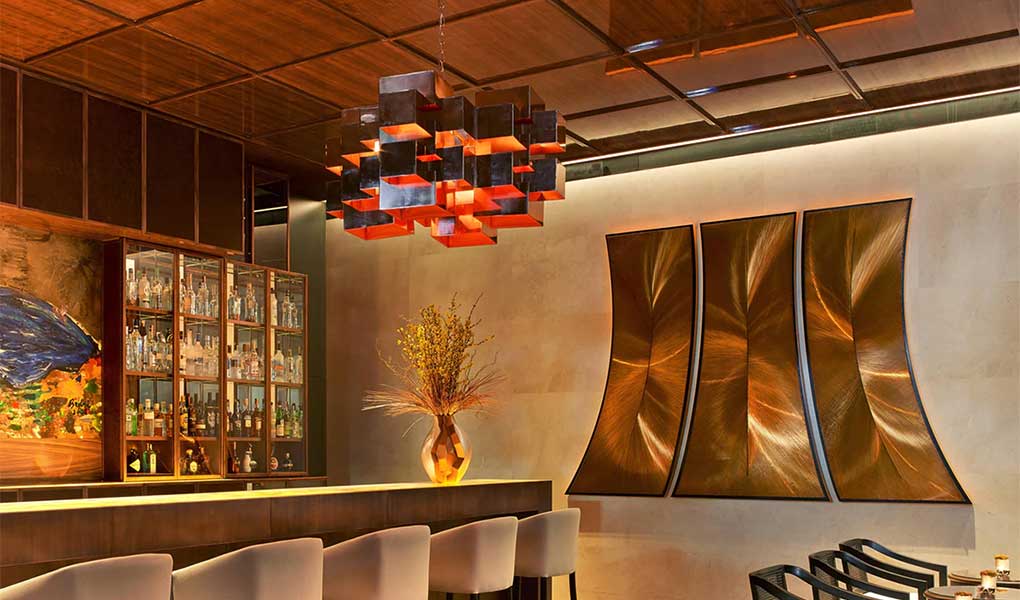Restaurante del hotel con detalles en arte en las paredes