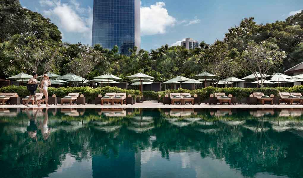 Piscina exterior con sombrillas y tumbonas del hotel Tailandia