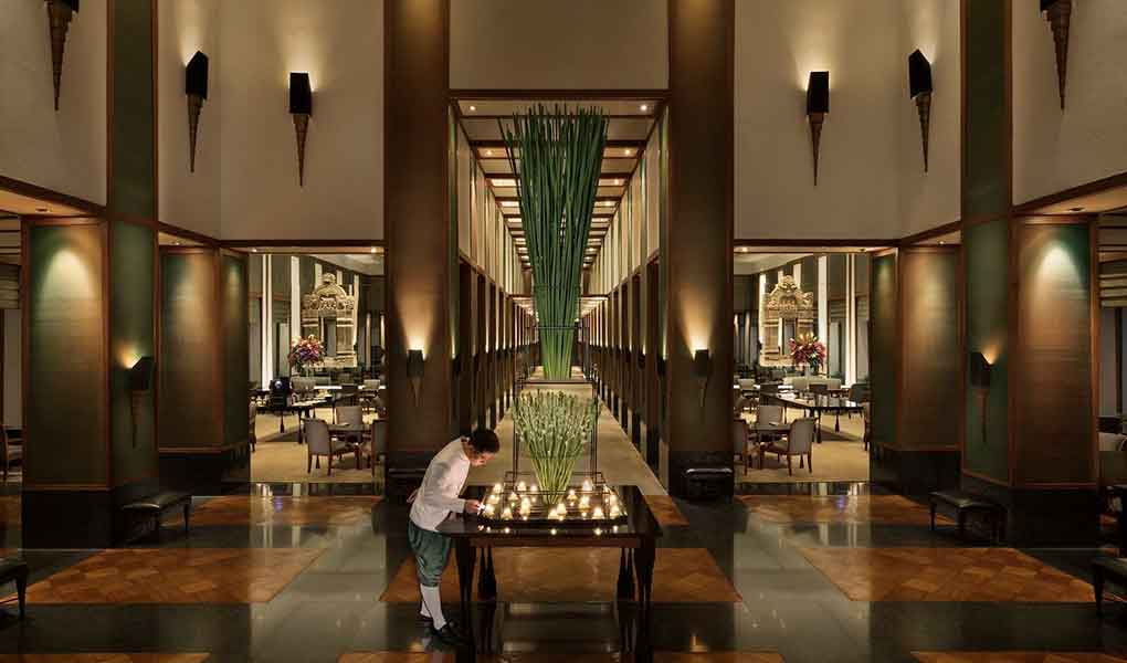 Lobby y entrada al hotel con terminaciones en madera de teca Tailandia