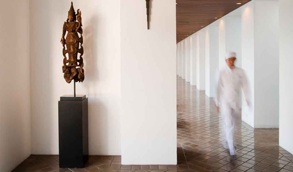 Pasillos interiores del hotel con decoración tradicional Tailandia