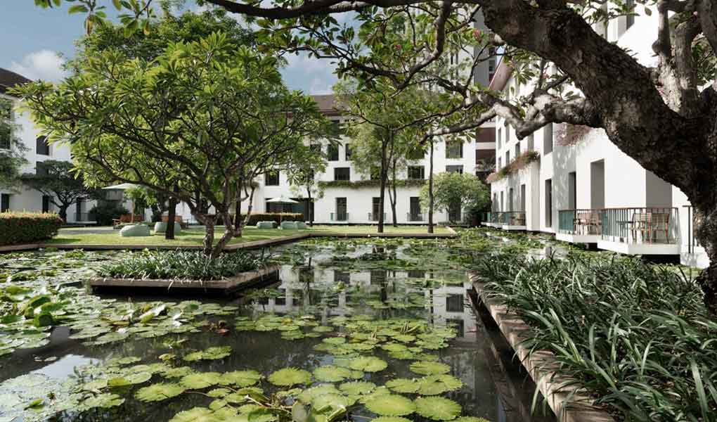 Jardín interior del hotel con el estanque de lotos y terrazas exteriores