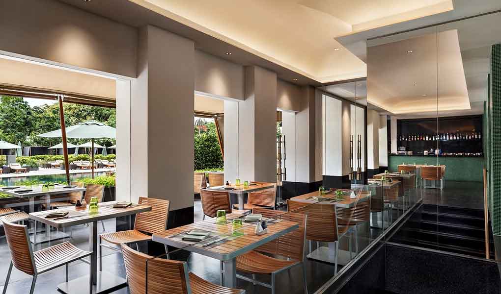 Restaurante del hotel con vistas a los jardines interiores del hotel en Tailandia