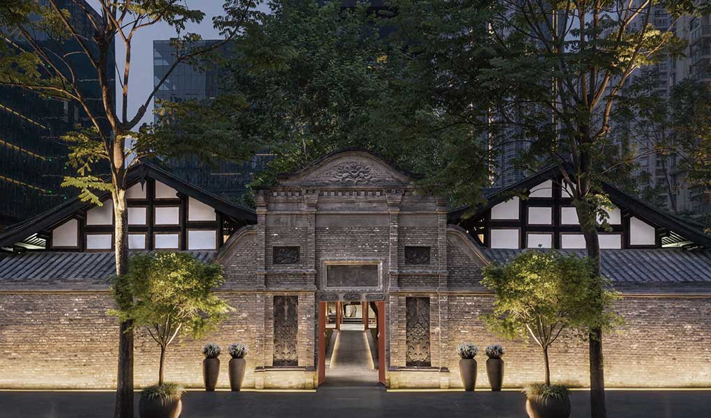 Fachada en piedra tradicional del hotel The Temple House en China en Chengdu