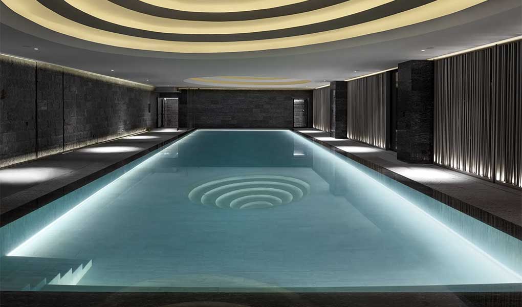 Piscina interior del hotel The Temple House en Chengdu