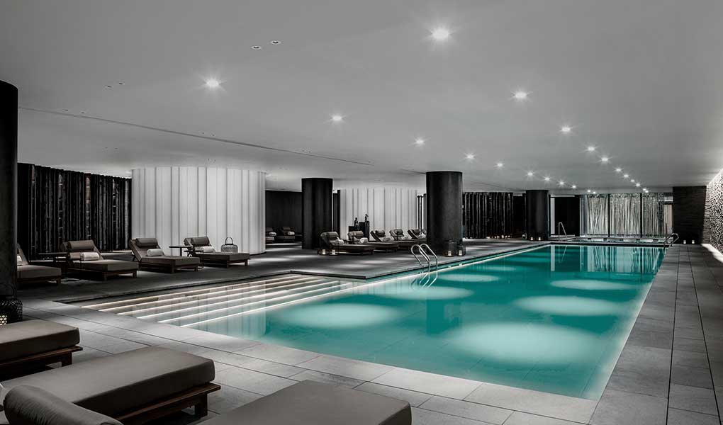 The Middle House piscina interior