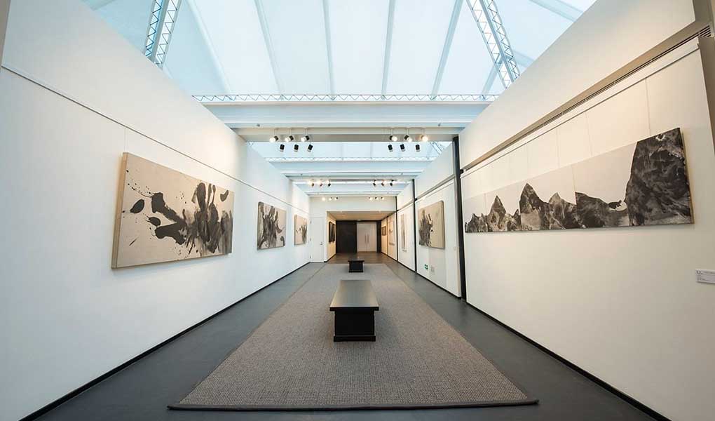 Galería de arte del hotel con pinturas