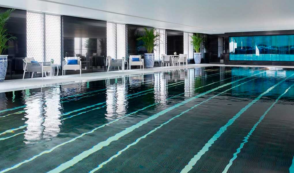 Piscina interior del hotel The Peninsula Beijing