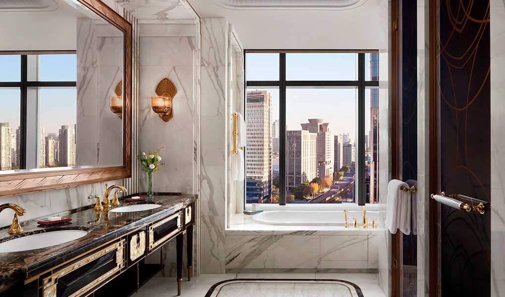 Baño en mármol The St. Regis on the Bund