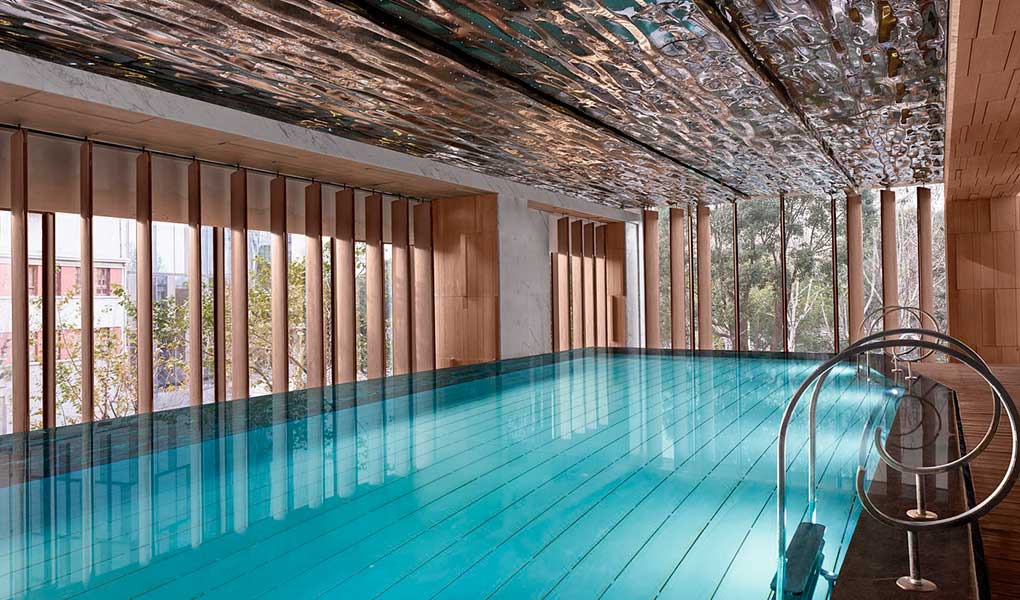 Piscina interior del hotel The St. Regis on the Bund