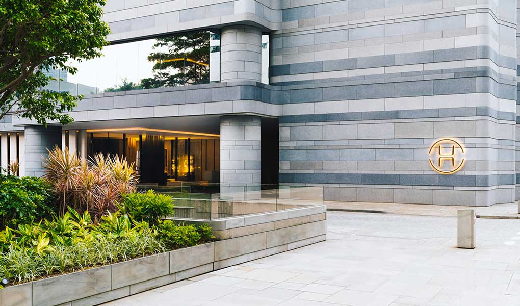 Entrada al hotel de lujo The Upper House en Hong Kong
