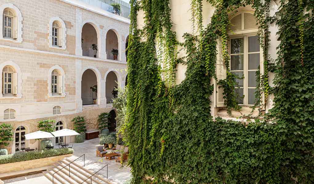 Exterior del hotel en Israel con vegetación natural