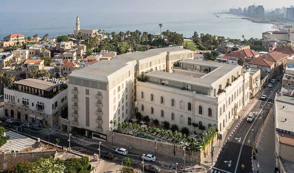 Vistas aéreas del hotel cerca del mar en Israel