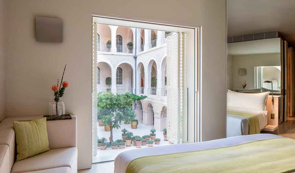 Decoración interior de la habitación del hotel The Jaffa Tel Aviv