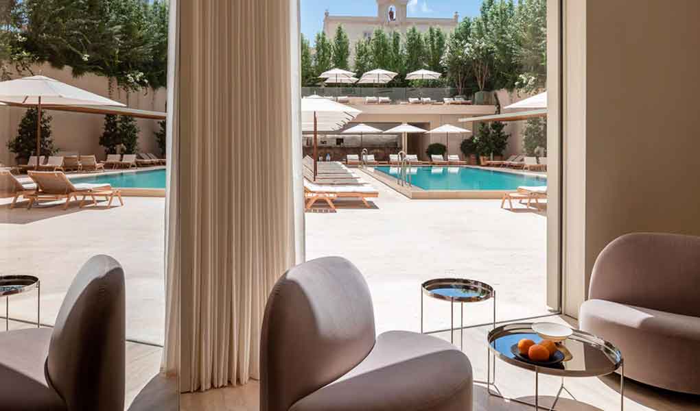 Piscina al aire libre del hotel con zonas de sombra