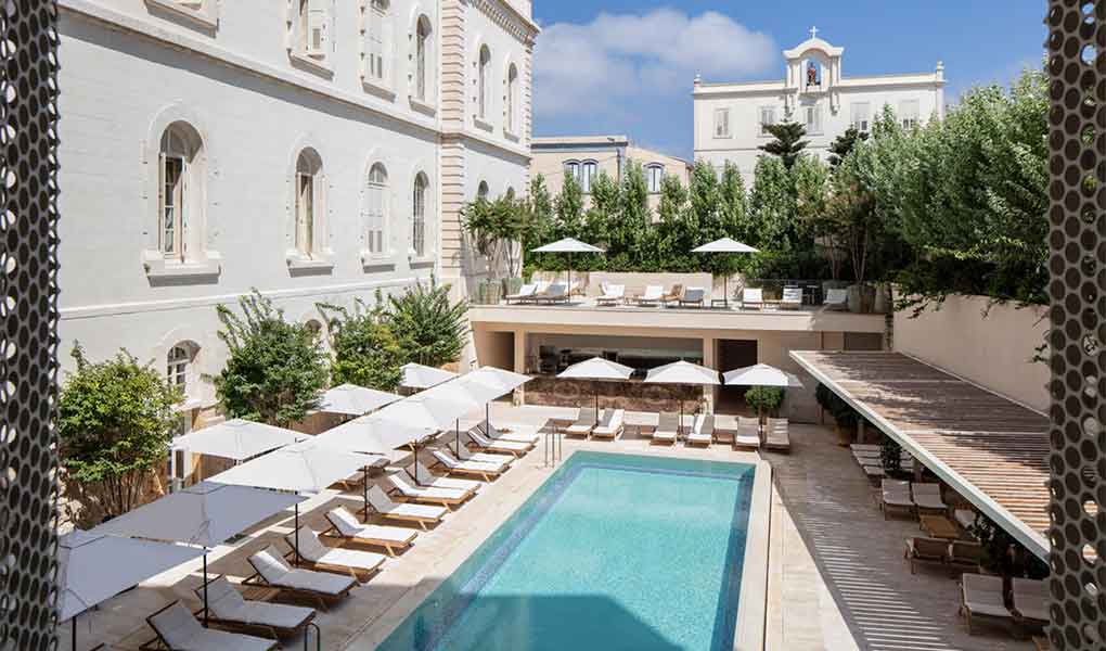 Vistas panorámicas de la piscina del hotel de lujo en Israel The Jaffa Tel Aviv