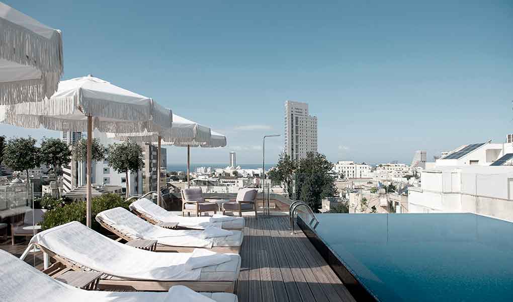 Piscina en la azotea del de lujo en Tel Aviv con vistas a la ciudad