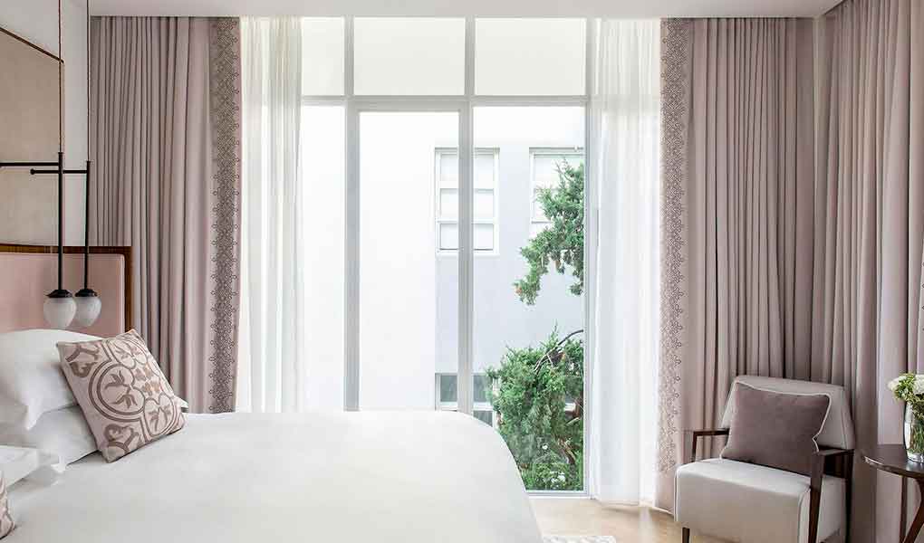 Decoración de la habitación del hotel de lujo The Norman Hotel en Tel Aviv