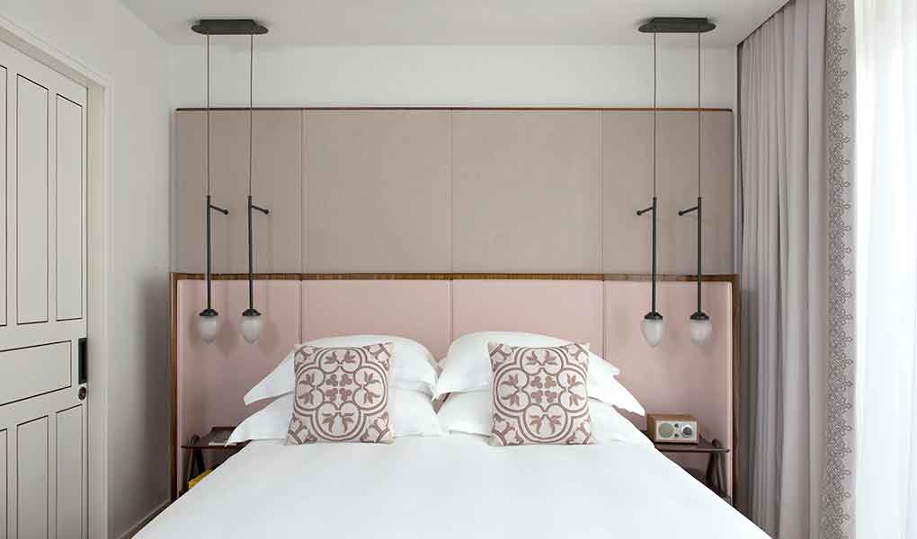 Detalle de la cama y las sábanas del hotel