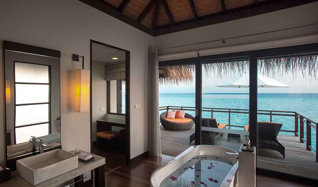 Baño de las villas sobre el agua del hotel Velassaru Maldives