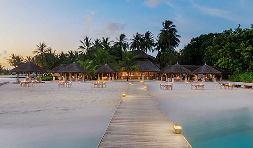 Playa del hotel Velassaru Maldives al atardecer